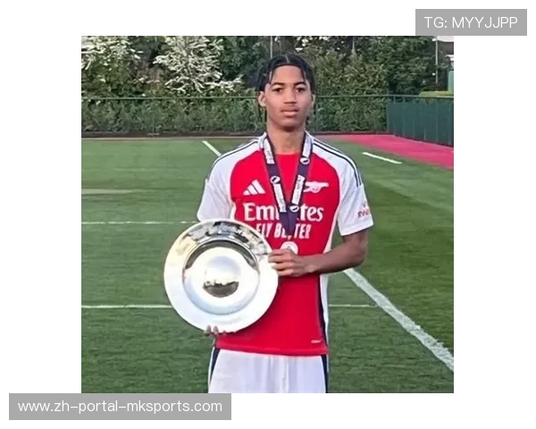 恩瓦内里弟弟亮相酋长球场，兄弟设定未来一同为阿森纳效力共同目标展现家族传承